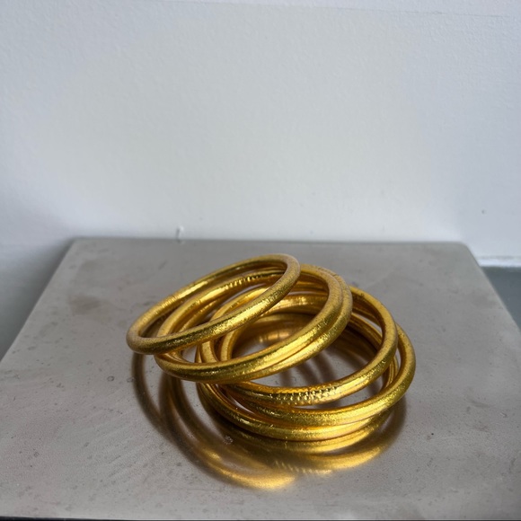 ✨⭐️Gold bangles ⭐️ ~ set of 6 size SM ~ NWOT - Picture 7 of 16